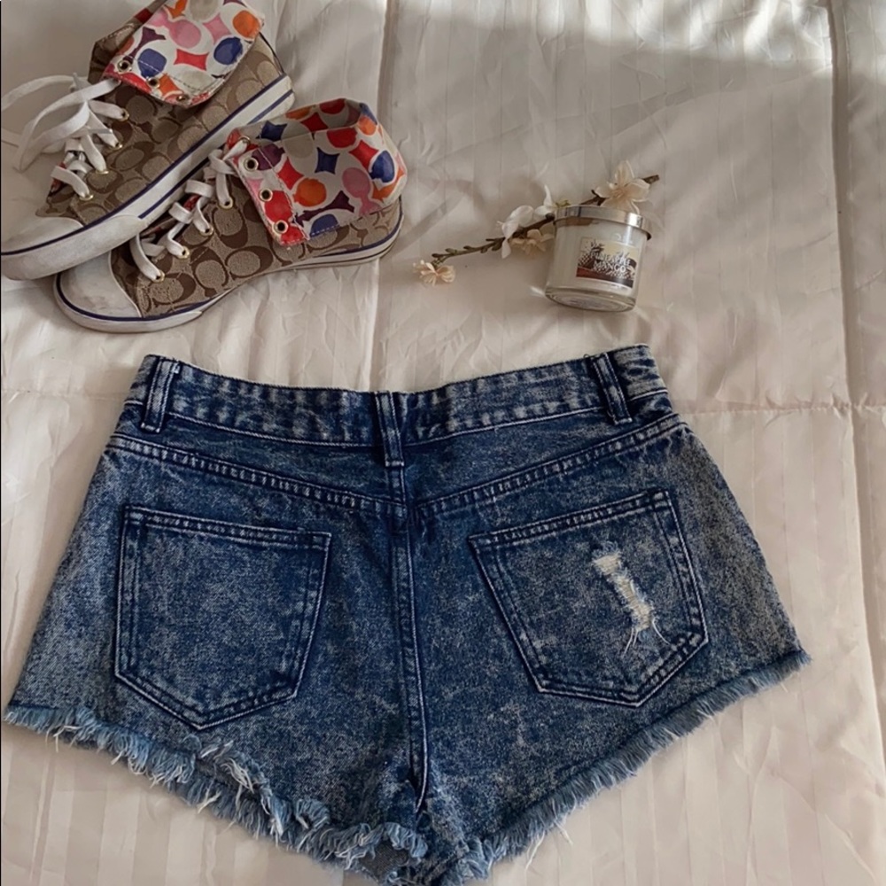 NWOT distressed fringe high waist Jean Shorts - Picture 3 of 4